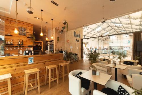 um restaurante com mesas e cadeiras e um bar em Lisbon Destination em Lisboa