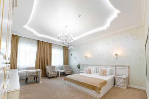 モスクワにあるHotel Invite Lyublinoのベッドルーム1室(ベッド1台、テーブル、椅子付)