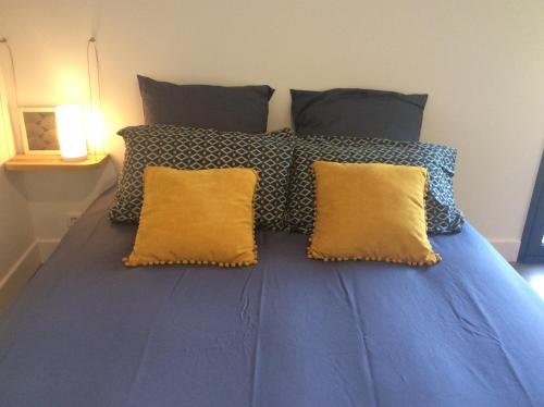 Lesneven的住宿－Casa Cosy，一张带枕头和蓝色棉被的蓝色床
