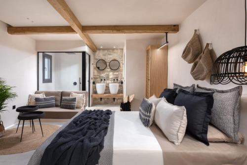 una camera con un grande letto e un soggiorno di Emery Hotel a Naxos Chora