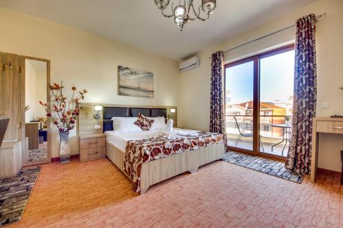 a bedroom with a bed and a large window at Spa Hotel Montefila in Ulcinj