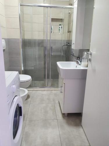 Ванна кімната в Rovena's Apartment - free parking
