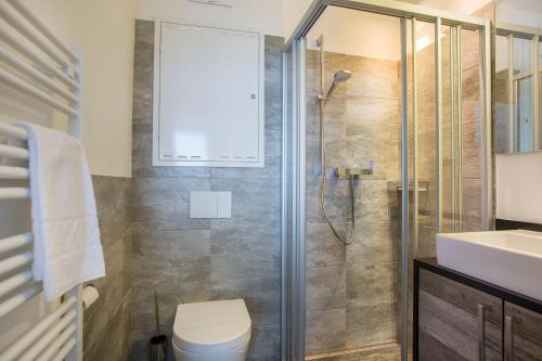 A bathroom at Penthaus Kitzebüheler Alpen