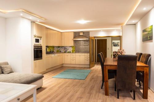 - une cuisine et une salle à manger avec une table et un canapé dans l'établissement Ferienwohnung-lenne-Finnentrop, à Finnentrop