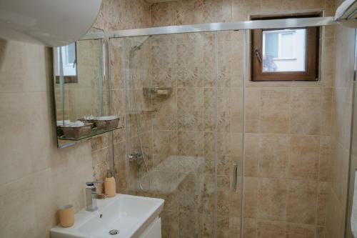 een badkamer met een douche en een wastafel bij Bella's Sea apartment-Beach, Sea garden ,Old Town, Free Parking, Free EVcharging Station in Varna