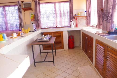 Dapur atau dapur kecil di Cs Apartment Mombasa Mtwapa