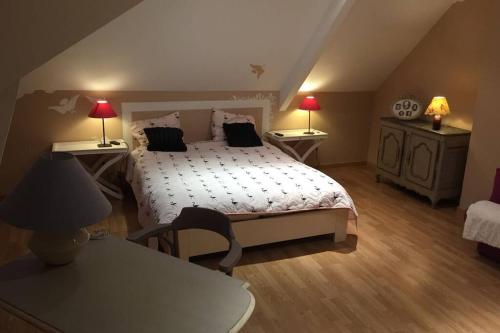 ein Schlafzimmer mit einem Bett mit zwei Tischen und zwei Lampen in der Unterkunft Villa Vintage in Durbuy