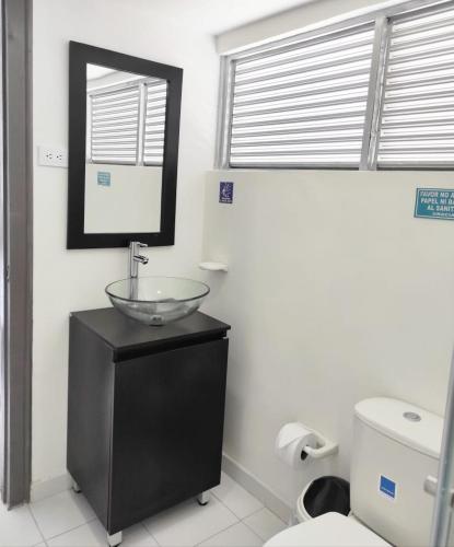 un baño con lavabo e inodoro en Hotel Fermín, en Santa Rosa de Cabal