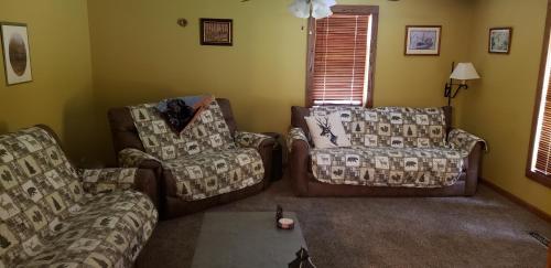 a living room with two chairs and a couch at Cozy Country Farm Stay in Fredonia
