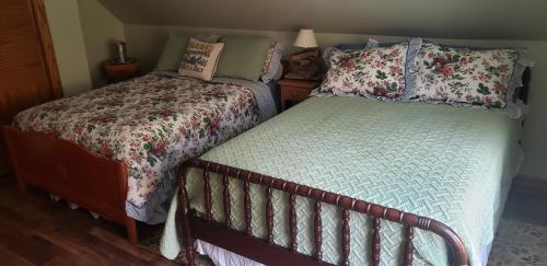 a bedroom with a twin bed and a bed sidx sidx sidx sidx at Cozy Country Farm Stay in Fredonia