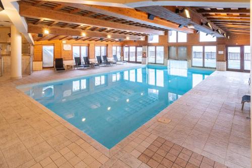 une grande piscine dans un immeuble dans l'établissement Residence Prince des Cimes, arc 1950, à Arc 1950
