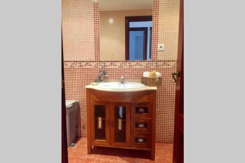 a bathroom with a sink and a mirror at Apartamento Toril-Casco Histórico in Córdoba