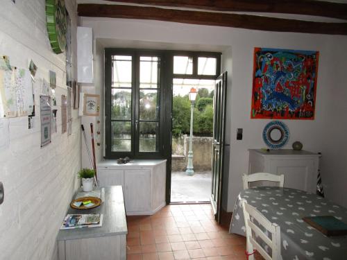 1 dormitorio con 1 cama y puerta a un patio en Gîte Le Bourgneuf en Fresnay-sur-Sarthe