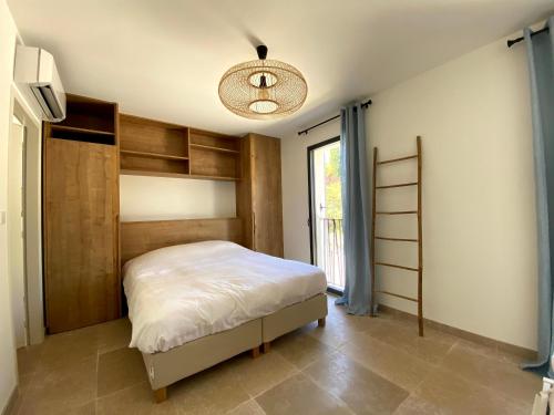 1 dormitorio con cama y ventana en Villa Vintour en Malaucène