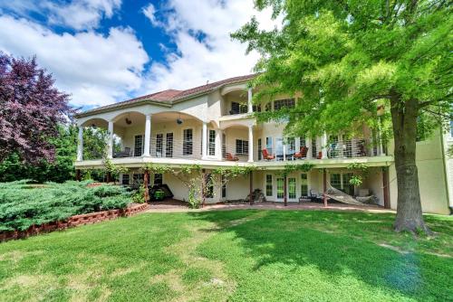 Сад в Whispering Oak Mansion