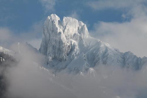 Pemandangan gunung umum atau pemandangan gunung yang diambil dari apartmen