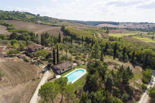 an aerial view of a villa with a swimming pool and trees at Villa Il Turchetto in Manciano