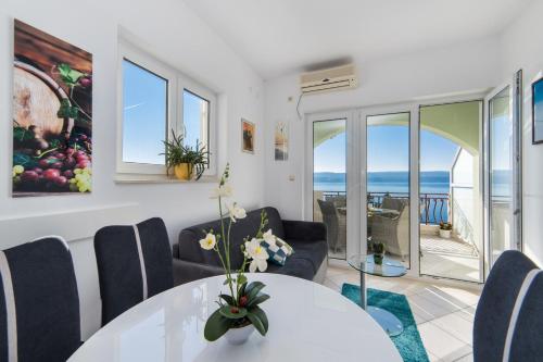 a living room with a table and chairs at Luxury Apartments Tafra in Lokva Rogoznica