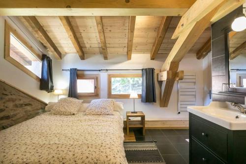 1 dormitorio con cama y lavamanos en Chalet Iseran en Bourg-Saint-Maurice