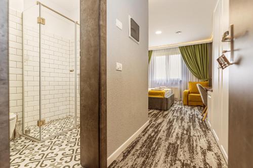 W pokoju znajduje się łazienka z kabiną prysznicową. w obiekcie Stejarii Resort w mieście Ineu