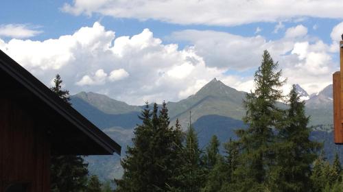 Pemandangan umum gunung atau pemandangan gunung yang diambil dari chalet