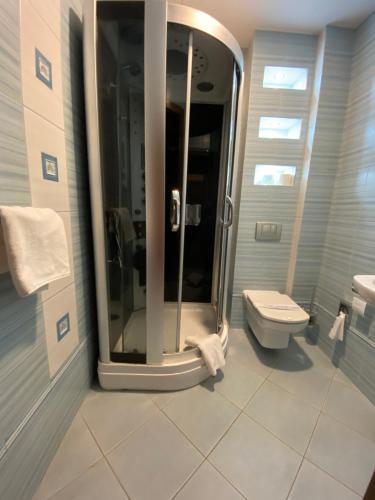 a bathroom with a shower and a toilet at Hotel City Park Barlinek in Barlinek