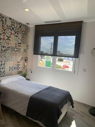 a bedroom with a bed and a window at Hotel Riojano in Humanes de Madrid