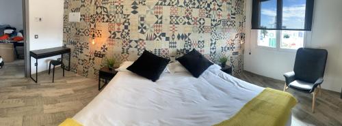a bedroom with a bed and a desk and a chair at Hotel Riojano in Humanes de Madrid