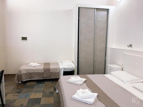 pokój hotelowy z 2 łóżkami i ręcznikami w obiekcie Golden Nice Apartment w Rzymie