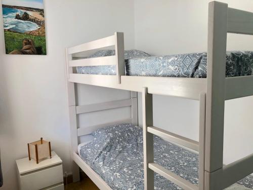 ザンブジェイラ・ド・マールにあるCasa do Viajante - Familyの二段ベッド2組付きの二段ベッド付きの部屋