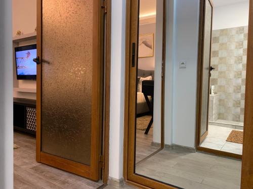 una puerta con un espejo en una habitación en Mery Deluxe Apartment, en Galaţi