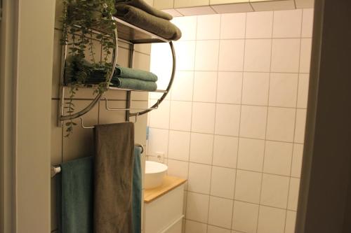 a bathroom with a sink and a mirror and towels at Ferienapartment Helling in Bad Sobernheim