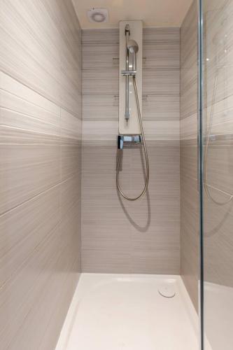 une salle de bain avec une douche avec pommeau de douche dans l'établissement Hypercentre Joliette, Port Maritime, Docks Village, à Marseille