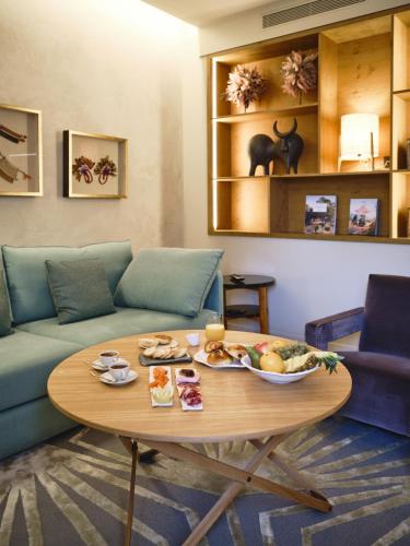 SamaniegoにあるPalacio de Samaniegoの食べ物が置かれたテーブルのあるリビングルーム