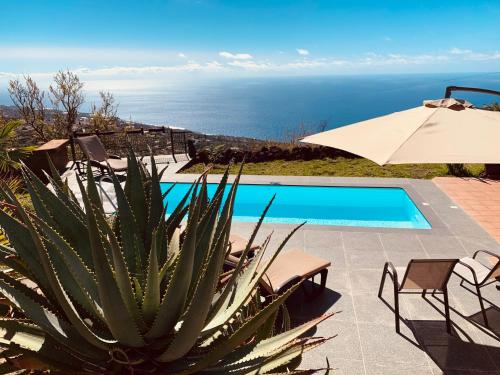 Kolam renang di atau dekat dengan Villa El Topo -Piscina privada - Private pool - by Rural La Palma