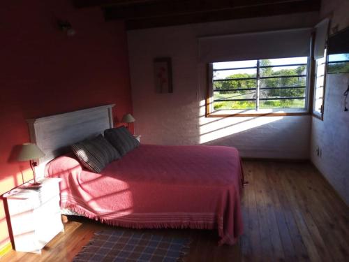 Un dormitorio con cama grande y ventana a DÚPLEX EN EL SUR en Villa Gesell