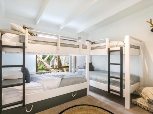 een kamer met stapelbedden in een huis bij Stunning Sorrento Escape With Pool in Sorrento