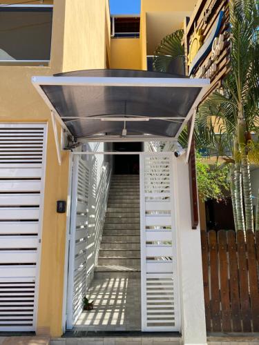 una escalera que conduce a un edificio en Pousada Morada do Sol, en Maragogi