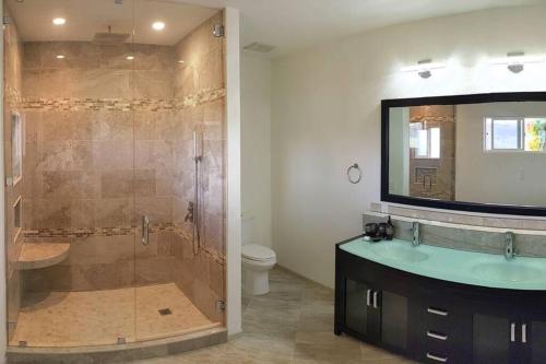 een badkamer met een douche, een wastafel en een toilet bij Hillside 2/2 Subdivided Home w/ Pool and Views! in San Marcos