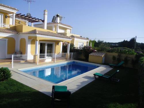 a swimming pool in the yard of a house at Casa São Bartolomeu - 5 Quartos com Piscina in São Bartolomeu