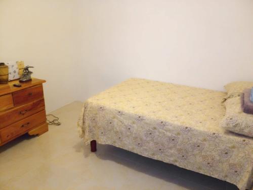 une chambre avec un lit et une commode en bois dans l'établissement Mendez Guesthouse Cottage Montego Bay Villa, à Montego Bay