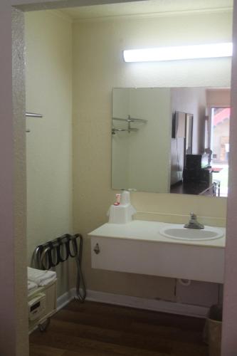 Ванная комната в SPRINGWOOD HOTEL, Opelika I-85 Columbus Pkwy