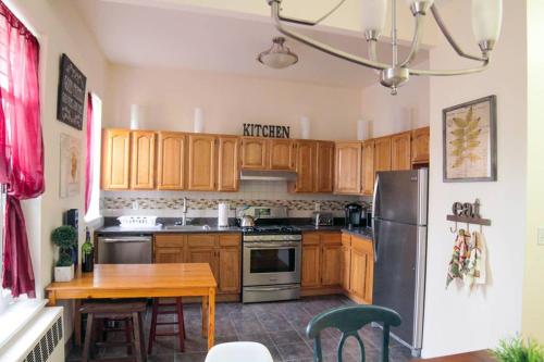 Dapur atau dapur kecil di Elegant and Comfortable Stay