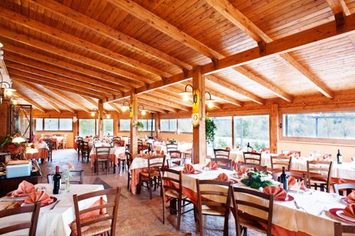 a dining room with tables and chairs in it at Locanda Belvedere Da Stefano in Rocchetta a Volturno