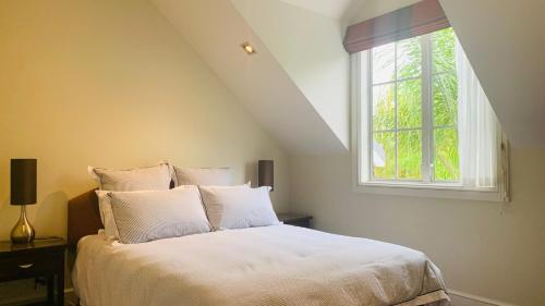 拉塞爾的住宿－Kingfisher Cottage - Russell Cottages Collection，卧室配有白色的床和窗户
