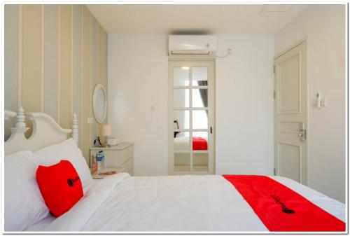 Кровать или кровати в номере RedDoorz Plus @ Madukoro Raya Semarang