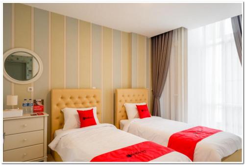 Кровать или кровати в номере RedDoorz Plus @ Madukoro Raya Semarang
