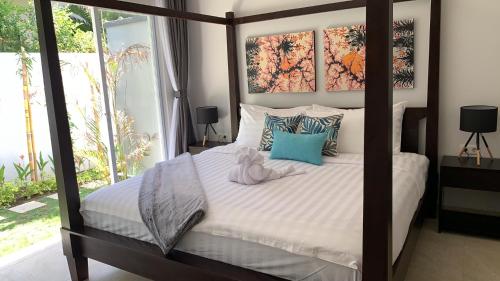 Ένα ή περισσότερα κρεβάτια σε δωμάτιο στο Premium Beachfront Villa Serenity