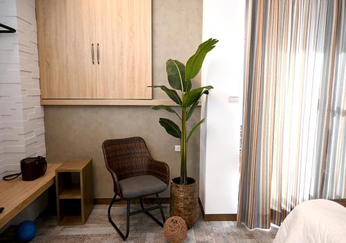 a bedroom with a desk and a chair and a plant at 澎旅品花灣民宿 in Magong