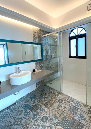 a bathroom with a sink and a shower at 澎旅品花灣民宿 in Magong